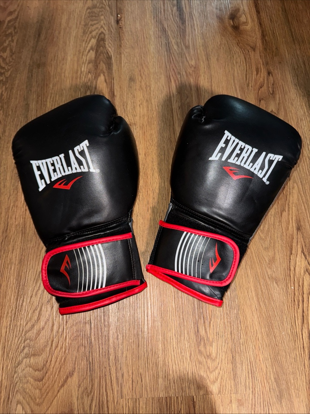 pair of Everlast Core Training Gloves in black and red EUC